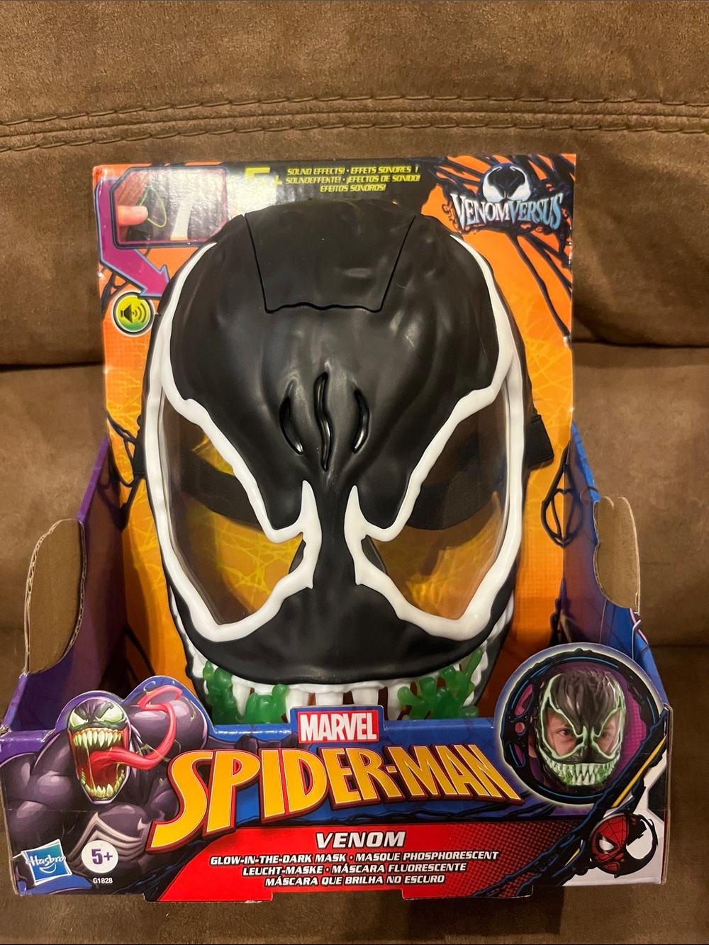 Hasbro Marvel Venom Glow-in-the-Dark Mask - Black & White